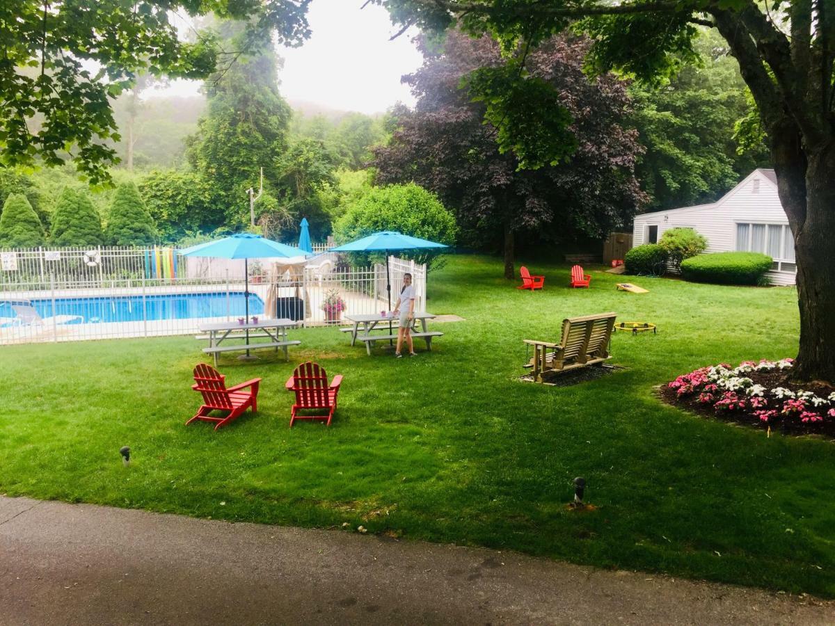 Sesuit Harbor House Inn