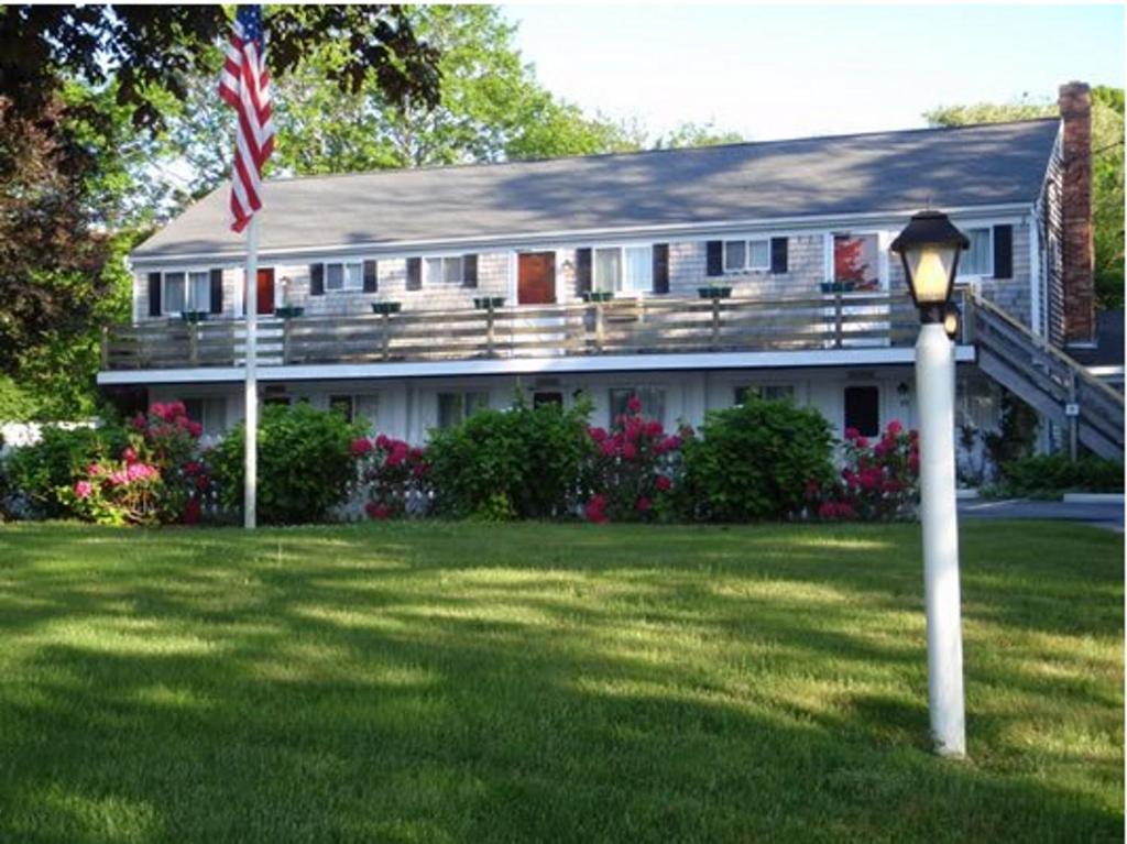 Sesuit Harbor House Inn